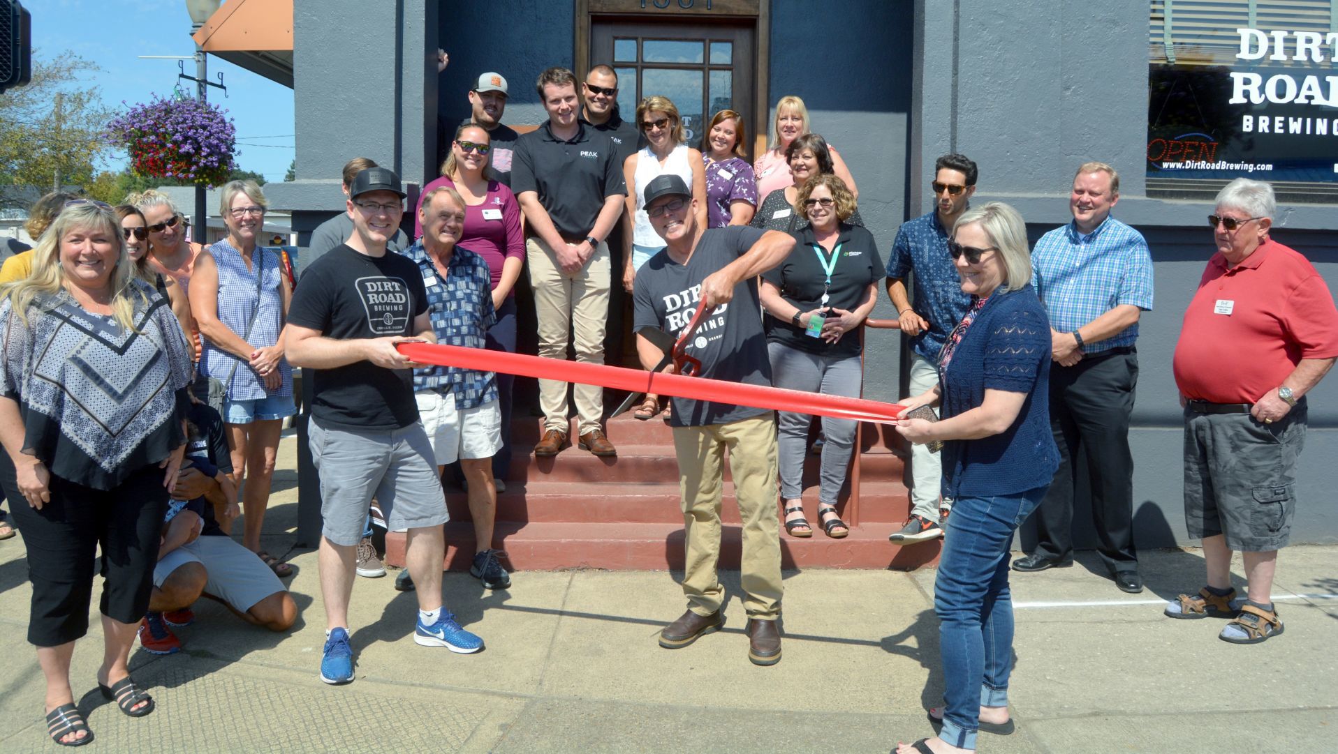 Dirt Road Brewing ribbon-cutting